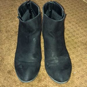 Candies 8 1/2 short black boots with back zippers